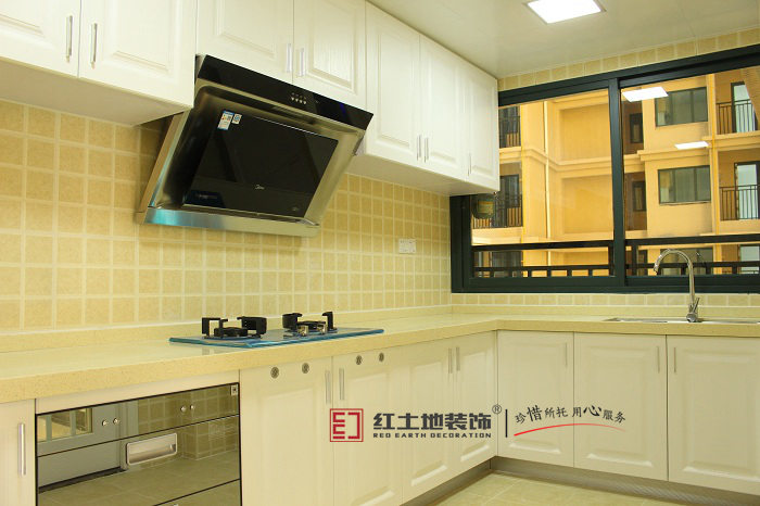 在珠海買精裝房想拎包入??？裝修好第一時(shí)間要好好驗(yàn)收，才能安心入?。? /> 
</p>
<p>
	<br />
</p>
<p>
	8、廚房：檢查廚具是否有崩裂、刮花、脫落等情況，櫥柜門是否開閉自如，螺絲有無脫落。在洗菜池里反復(fù)地裝水、排水，看看水管是否有異物堵塞。櫥柜門應(yīng)能正常開閉、墻面瓷磚和地磚無空鼓、洗菜池下水通暢。要檢查墻面下是否存在空鼓，這只要用空鼓錘輕擊，就能聽出來了。如果沒有帶小錘，用隨身帶的壹元硬幣也可以檢查。
</p>
<p>
	檢測(cè)地面是否平坦，非專業(yè)人員可用乒乓球來代替水平儀，把乒乓球放在地面上，如果乒乓球亂滾說明地面傾斜比較嚴(yán)重。
</p>
<p>
	<br />
</p>
<p>
	<img src=