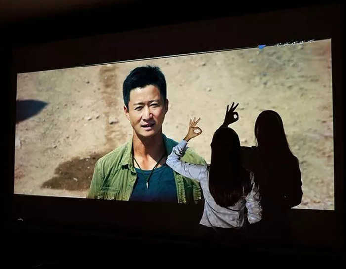 珠海的業(yè)主選電視還是投影儀？三招輕松打造高端家庭影院！