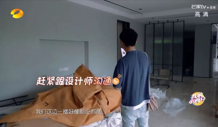 《我家小兩口》電競夫妻新房裝修“慘遭毒手”，裝修如何避雷正確選擇裝修公司?。? /> 
</p>
<p>
	<br />
</p>
<p>
	重點(diǎn)是，如果是單純的裝修進(jìn)度慢也就算了，房子的設(shè)計也是極其不合理，讓本來對新家充滿無限期待的小戚大失所望，忍不住“痛批”設(shè)計師。
</p>
<p>
	<br />
</p>
<p>
	首先整個空間的設(shè)計都呈現(xiàn)一種簡約現(xiàn)代風(fēng)，但是這灰色的墻漆和設(shè)計卻給人一種硬硬的生澀感，實(shí)在是難以給人溫馨的感覺。
</p>
<p>
	<br />
</p>
<p>
	其次這臥室裝射燈的設(shè)計，也有些太反人類了吧，足足4排12個射燈，外加嵌入式燈帶，這到底是家還是舞臺？未免也太刺眼了吧！不僅刺眼還發(fā)熱，難道臥室還準(zhǔn)備開個派對嗎？
</p>
<p>
	<br />
</p>
<p>
	<img src=