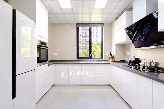 廚房裝修攻略，紅土地裝飾設(shè)計(jì)幫你打造現(xiàn)代理想廚房！
